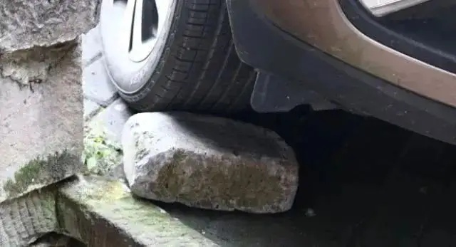 货车“无人驾驶”撞翻快递车？祸端在于……