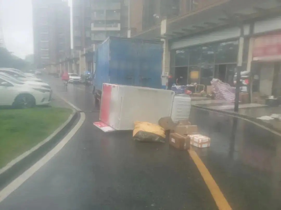 货车“无人驾驶”撞翻快递车？祸端在于……