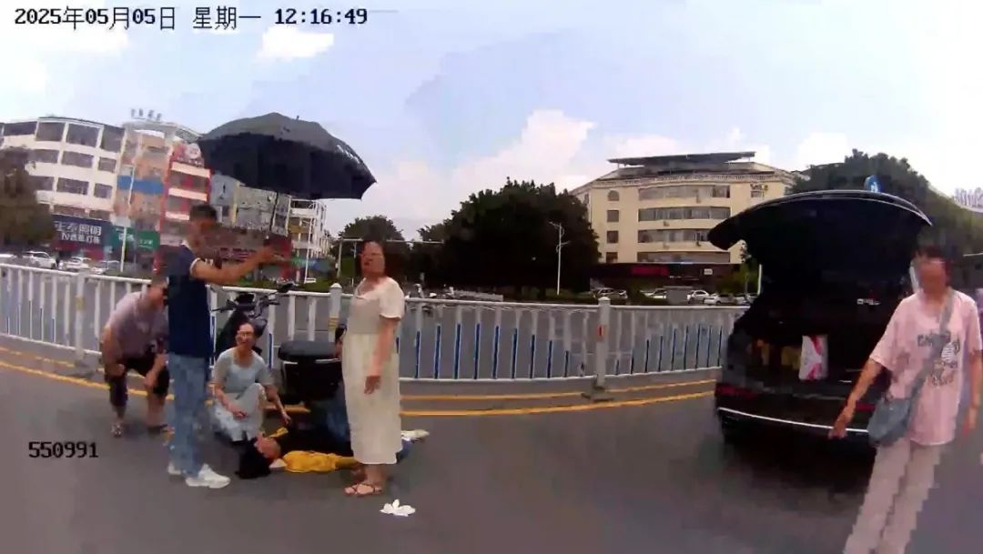 生死10分钟！贵港街头，多人接力救助外卖小哥！