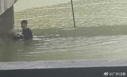 赞!70岁老人跳河勇救落水少女 赞!70岁老人跳河勇救落水少女