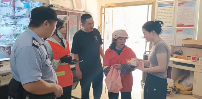 保洁员小区垃圾桶捡到塑料袋，里面竟有3万元现金！2小时寻到失主
