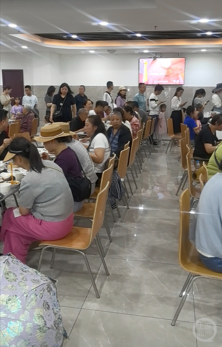 重庆荣昌政府机关食堂五一迎客6.7万人次！00后剁鹅小哥：每天800只，做梦都在剁鹅