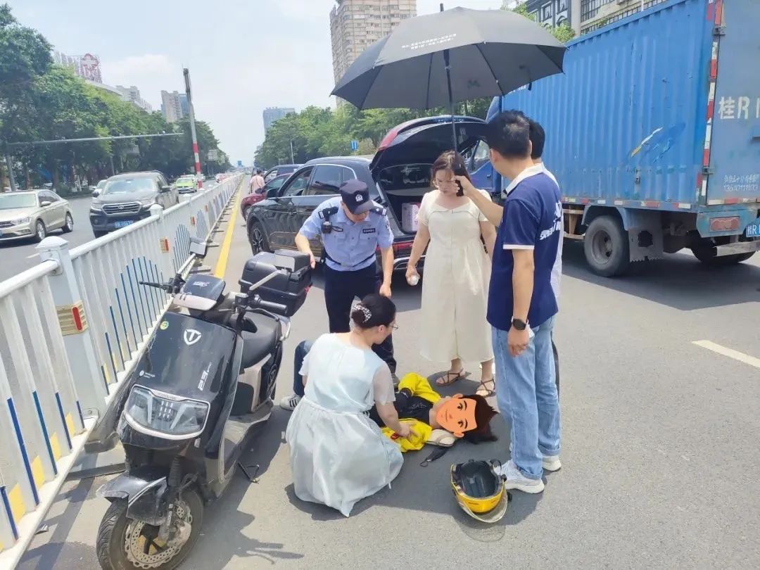 生死10分钟！贵港街头，多人接力救助外卖小哥！