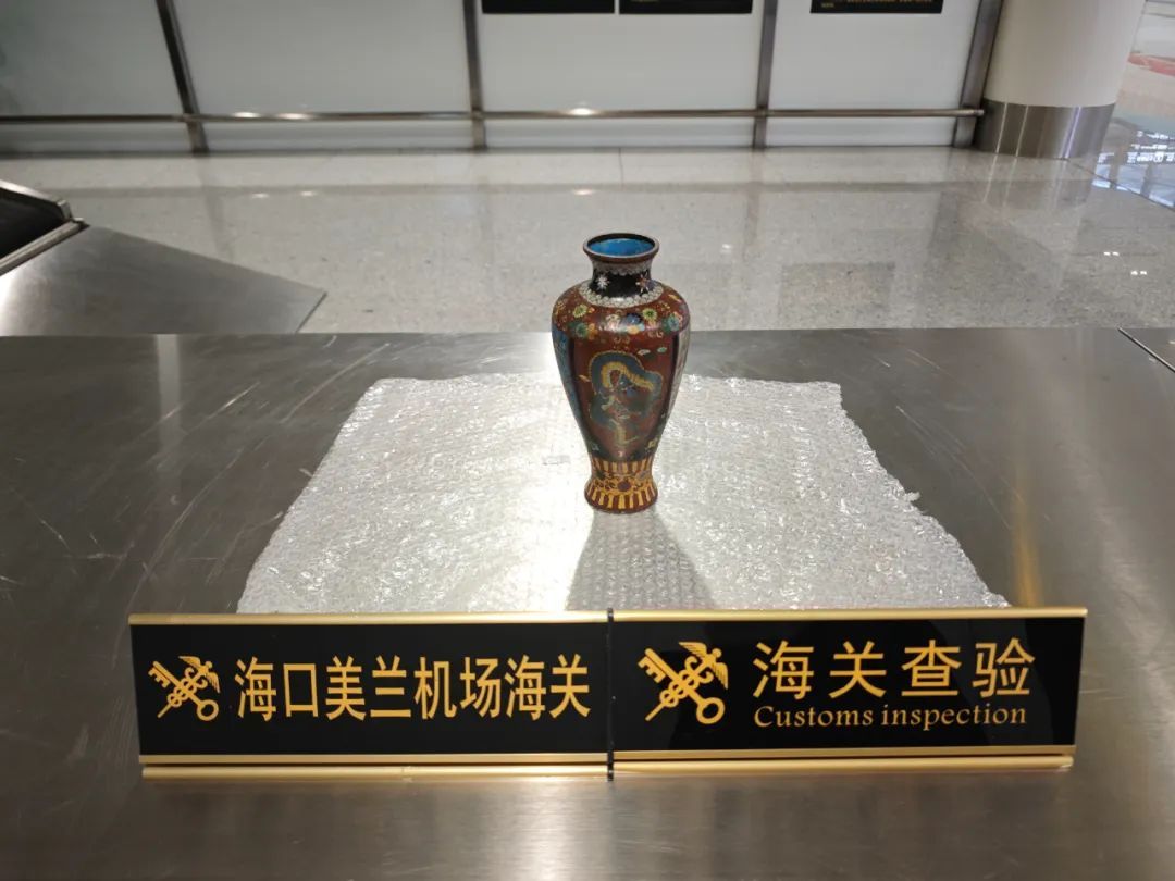 旅客携带文物出境，被海关当场查获