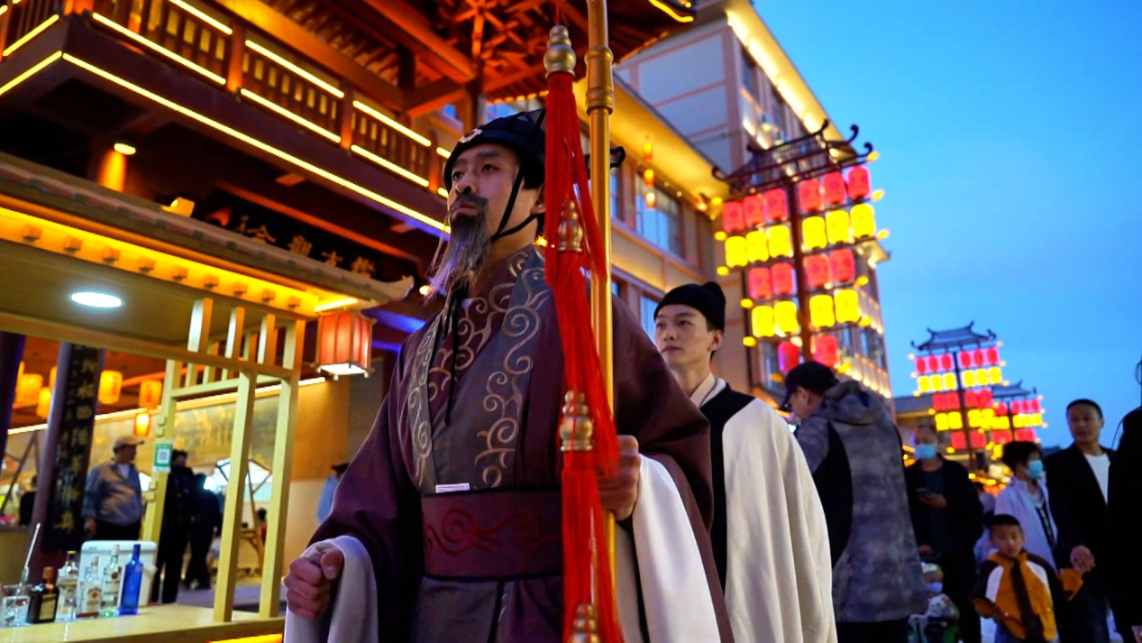 撸红柳烤串 与“将军”对诗  “五一”在敦煌夜市品味文化长卷