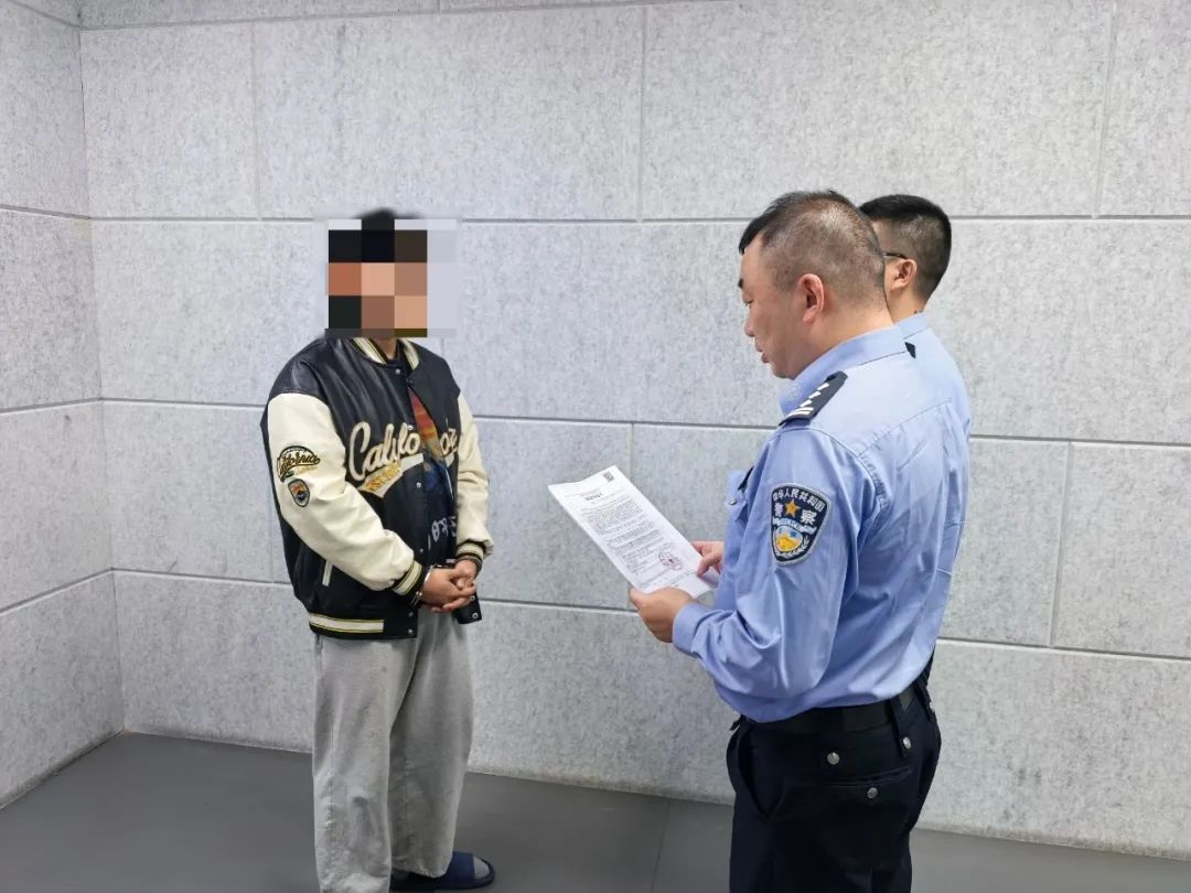 4人“飙车炸街”，成都交警：行拘！