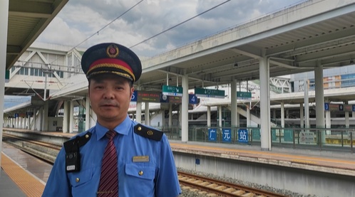 惊魂瞬间！列车进站，男子突然跳轨！两人合力将他拉回……
