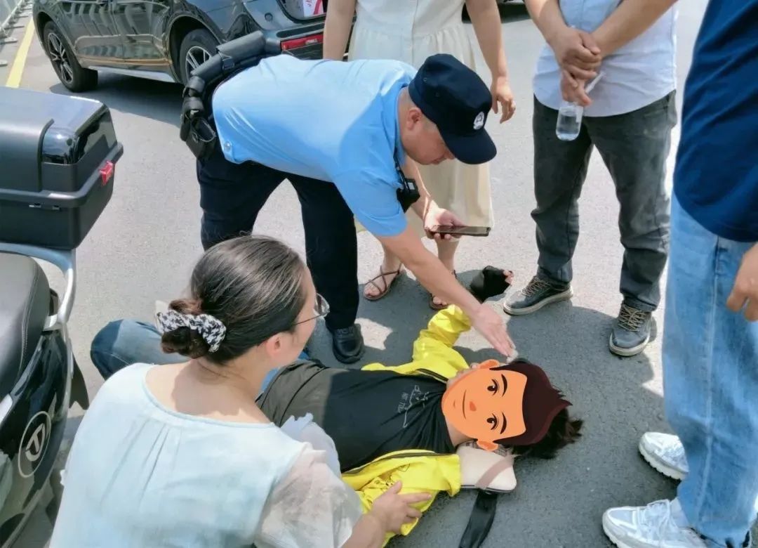 生死10分钟！贵港街头，多人接力救助外卖小哥！