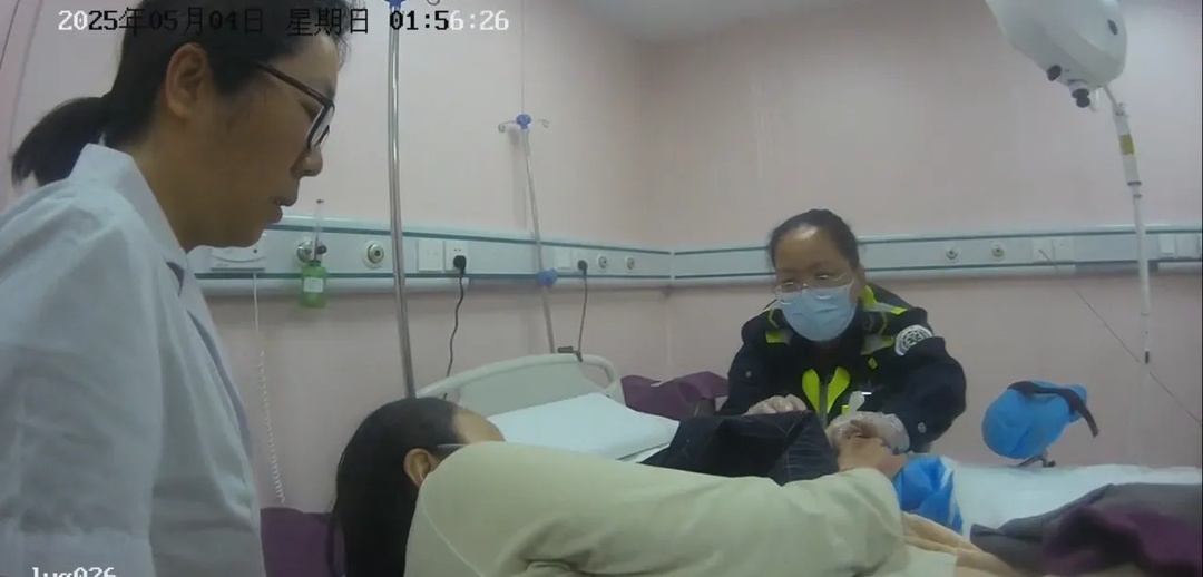抱娃站门口，脐带未剪断！连云港急救人员守护母婴平安