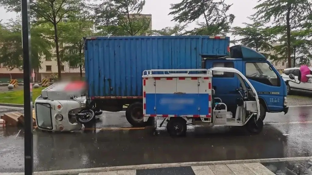 货车“无人驾驶”撞翻快递车？祸端在于……