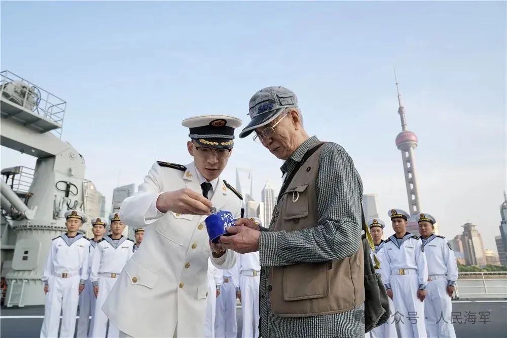 沂蒙山舰九旬老兵登上新战舰