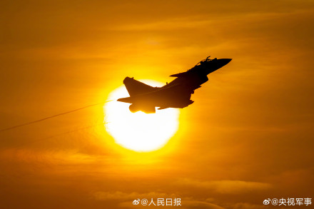 战鹰霞光同框上演硬核浪漫 战鹰霞光同框上演硬核浪漫