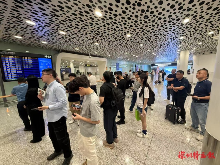 世界冠军赵心童回到深圳，“下一个目标：大满贯！”