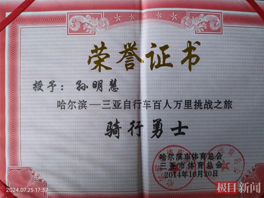 71岁老太坚持撸铁，马甲线“吊打”年轻人！网友：不得不服...