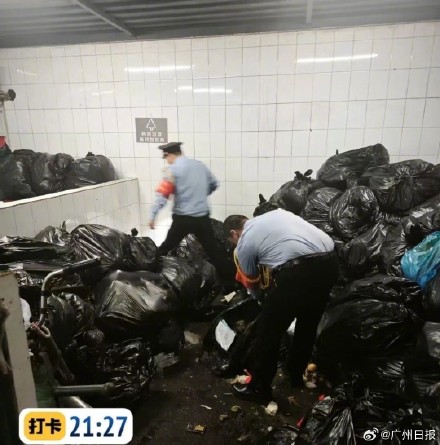 业主误扔2万元项链 保安翻数吨垃圾找回
