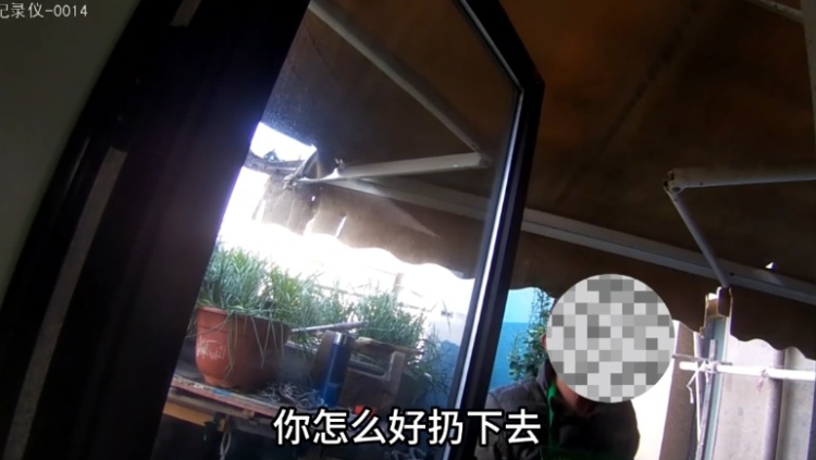 住户为图省力将木材从11楼阳台扔下，警方：依法采取刑事强制措施