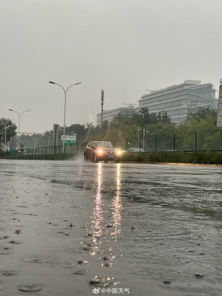 北京中到大雨来袭 局地暴雨