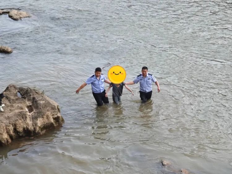 暖心！一男孩不慎落入河中，苏仙公安民辅警纵身一跃硬核救人