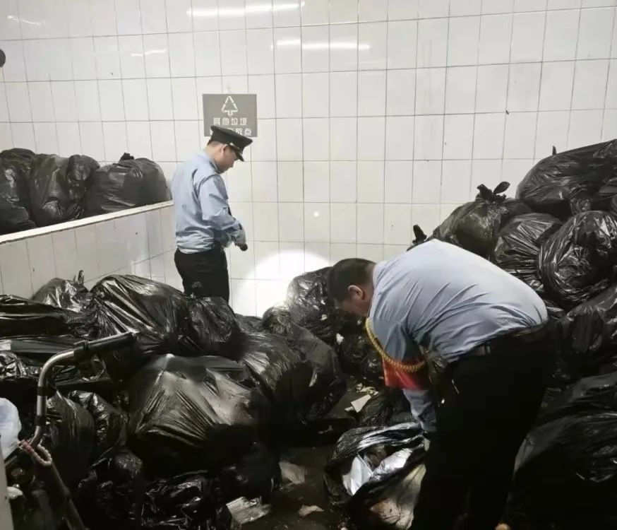 广州一女子不慎将价值2万余元的项链“扔”了，小区保安忍恶臭徒手翻查数吨垃圾寻回