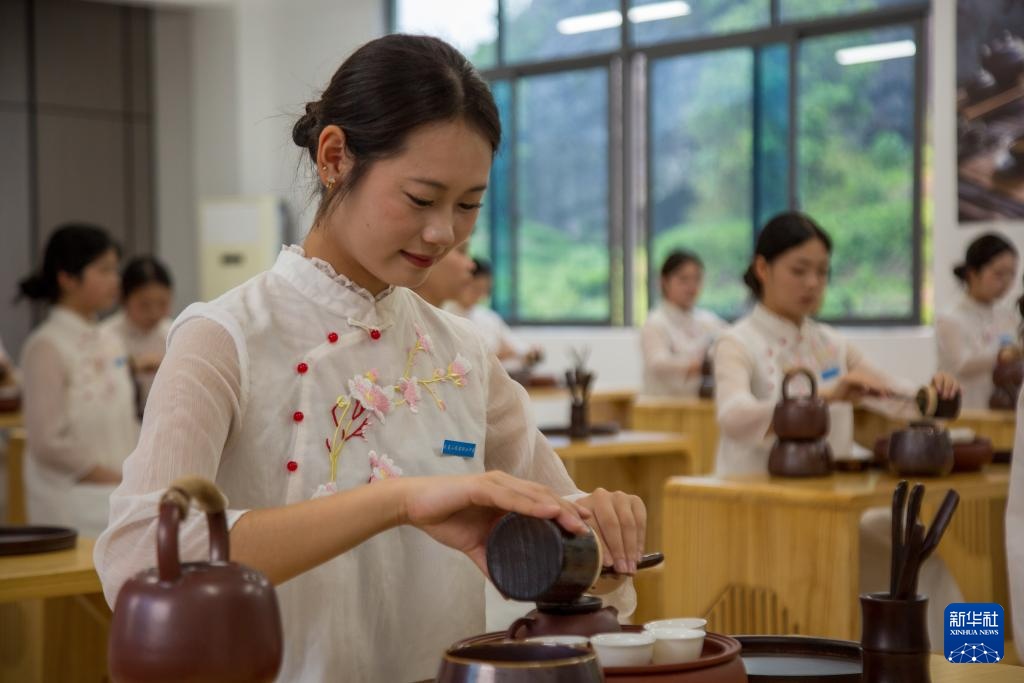 福建武夷山：职业教育服务茶产业