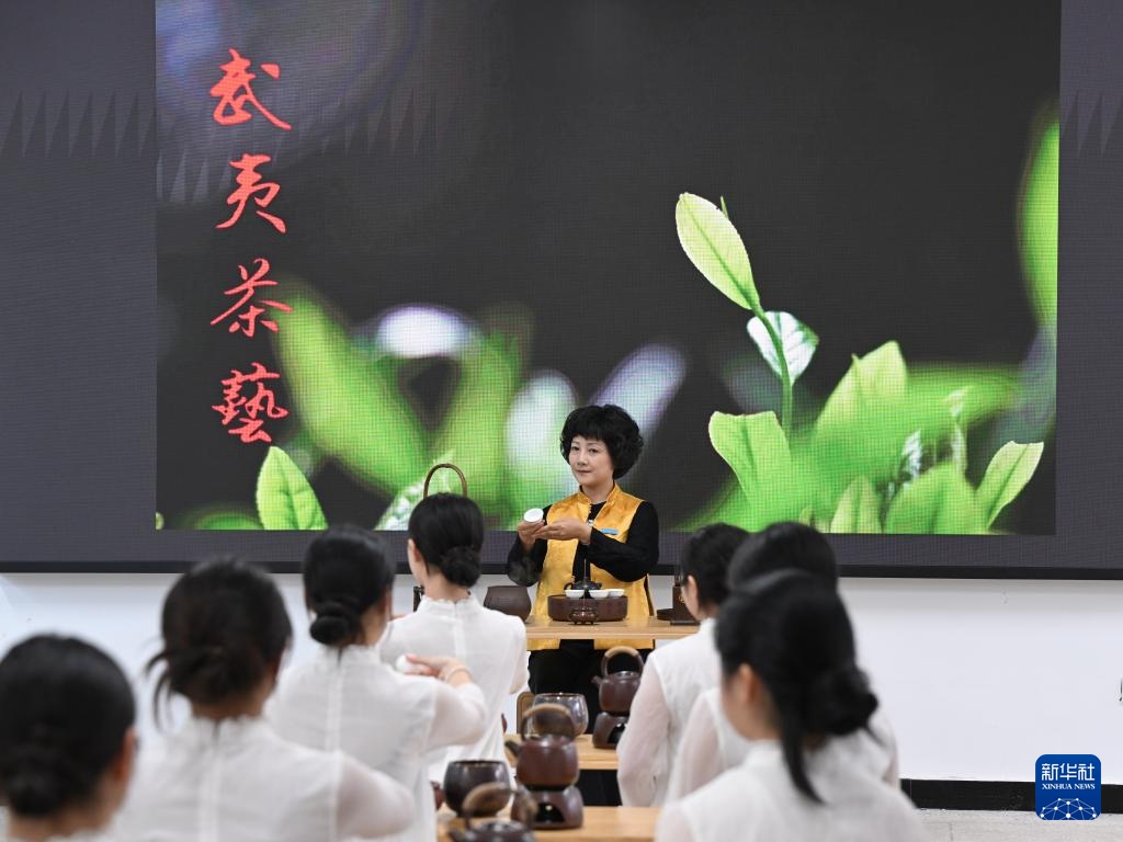 福建武夷山：职业教育服务茶产业