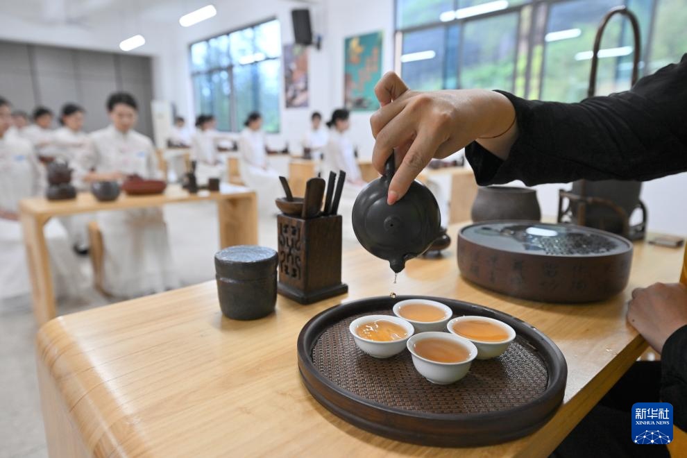福建武夷山：职业教育服务茶产业