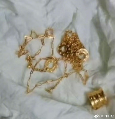 业主误扔2万元项链 保安翻数吨垃圾找回