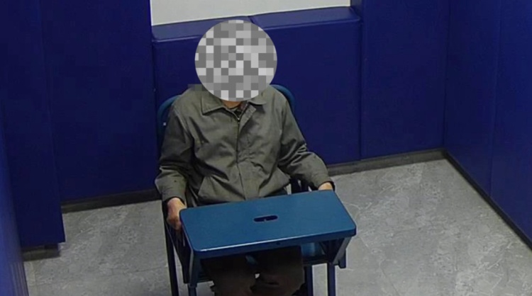 住户为图省力将木材从11楼阳台扔下，警方：依法采取刑事强制措施