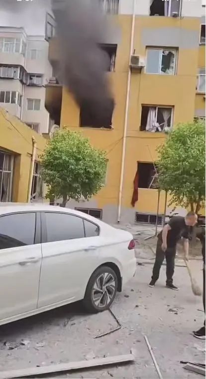 男子清早回家抽烟时引发燃气闪爆，多户窗玻璃被震碎
