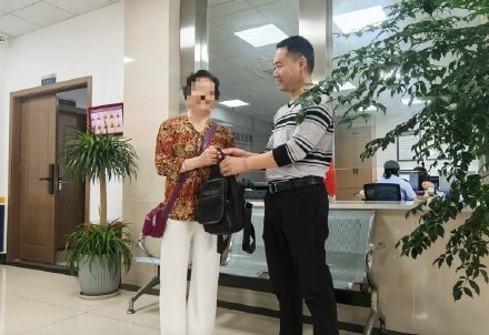 4000元现金与检查单遗落，重庆的哥暖心守护