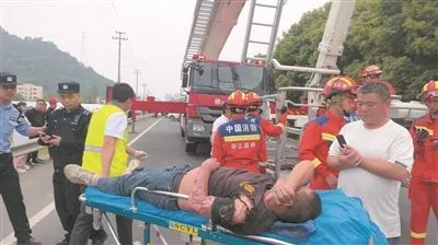 真悬！温州一男子爬电线杆掏鸟窝，遭遇电击倒挂在空中……