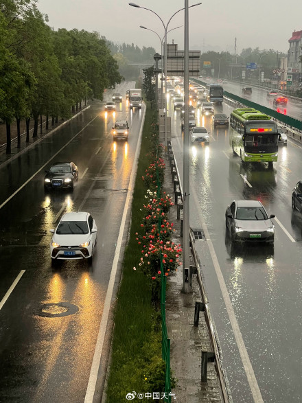北京中到大雨来袭 局地暴雨