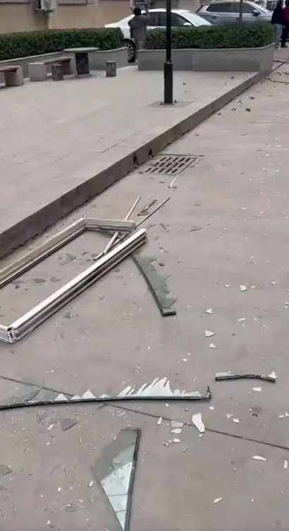 男子清早回家抽烟时引发燃气闪爆，多户窗玻璃被震碎