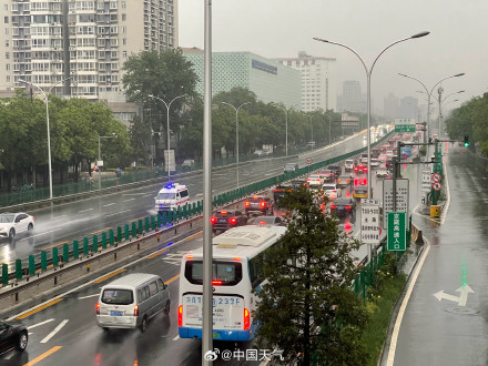 北京中到大雨来袭 局地暴雨