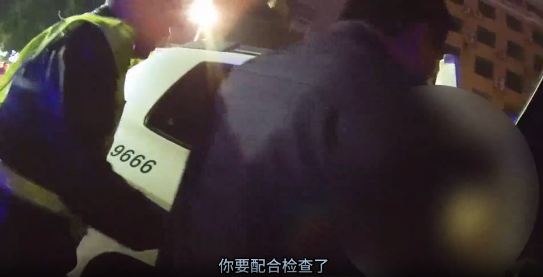 邵阳一司机酒驾弃车逃跑,交警:孩子还在车里! 邵阳一司机酒驾弃车逃跑,交警:孩子还在车里!