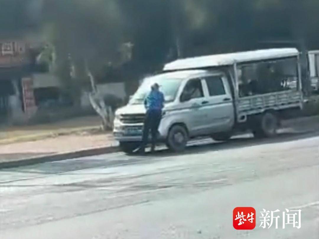 摊贩驾车顶着城管队员前行？当地：拦截劝阻后停车，警方已立案调查
