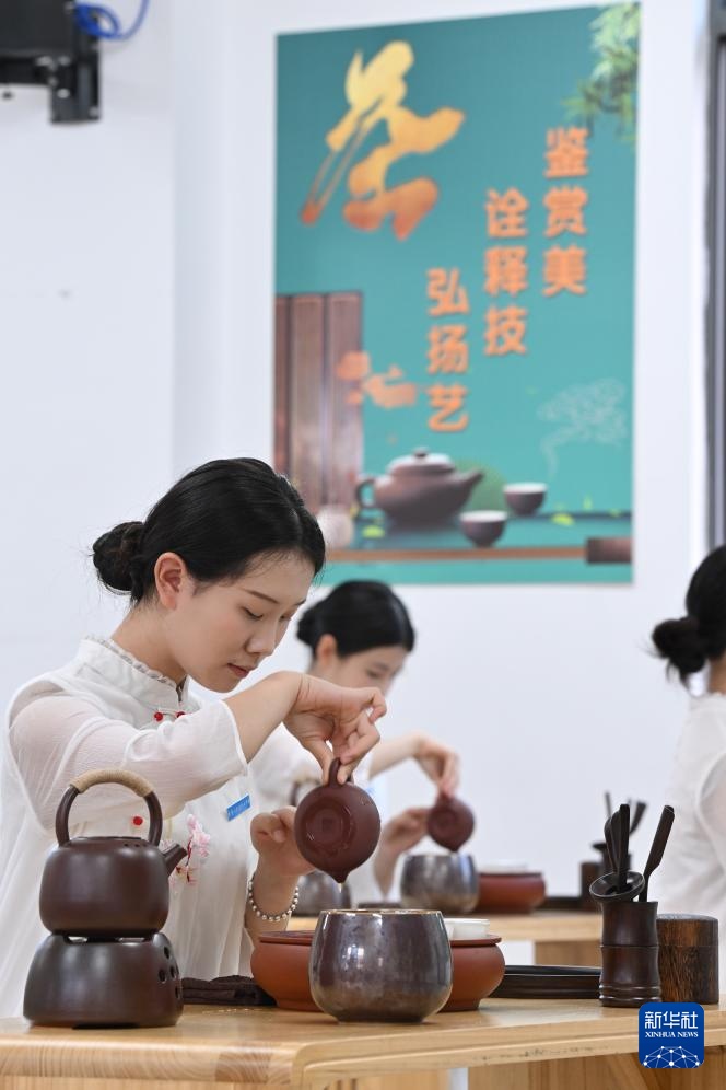 福建武夷山：职业教育服务茶产业