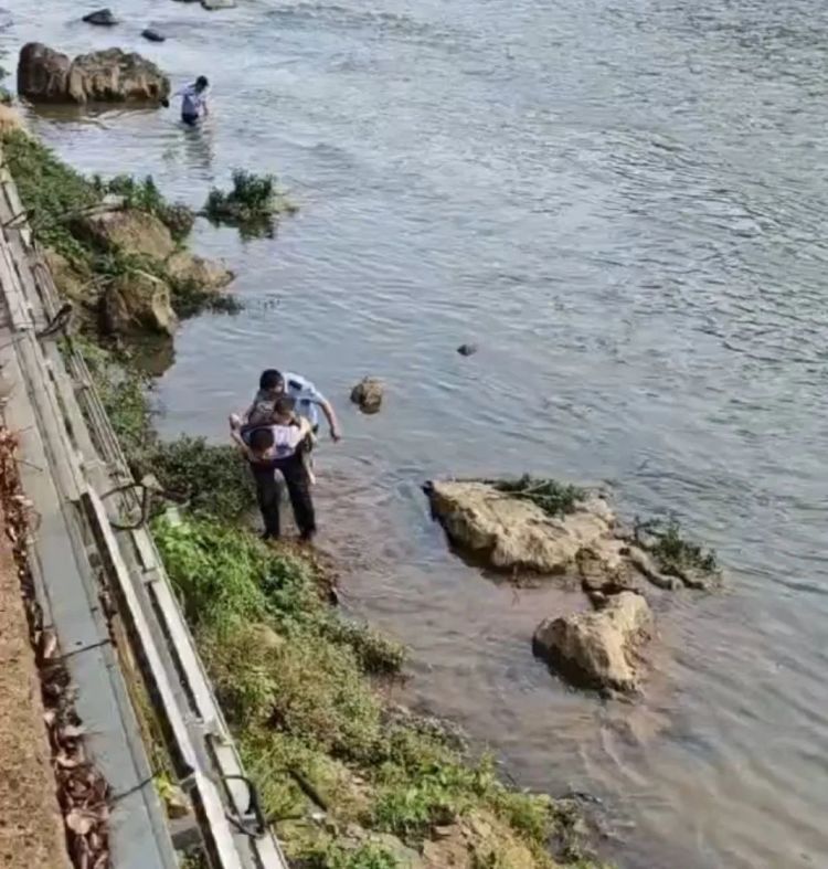 暖心！一男孩不慎落入河中，苏仙公安民辅警纵身一跃硬核救人