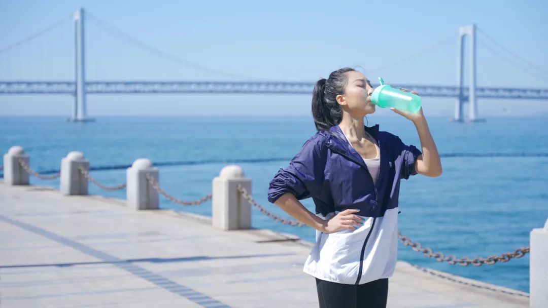 不喝水伤肾，喝水也伤肾？