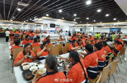 荣昌请园林环卫工人吃食堂
