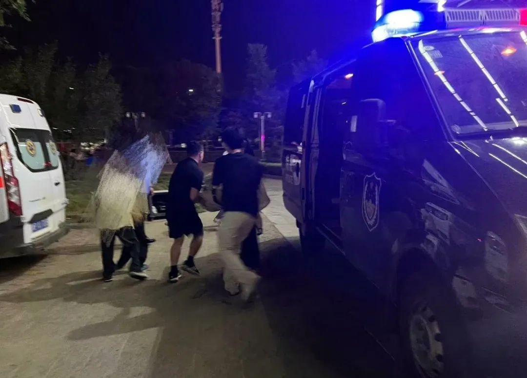 生死瞬间！他跳入水中英勇救人