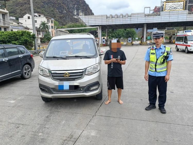 “拖鞋违法我懂，但赤脚总行吧？” 司机这波操作把交警整不会了