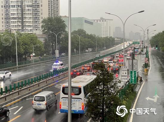 注意安全！北京今日持续降雨局地或现暴雨 早晚高峰受阻
