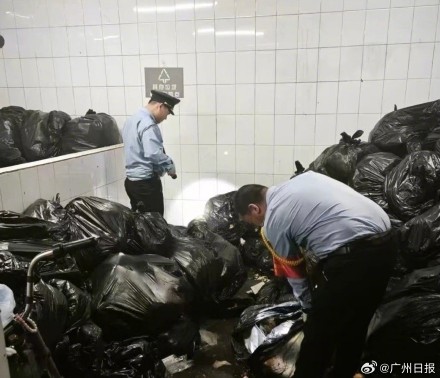 业主误扔2万元项链 保安翻数吨垃圾找回