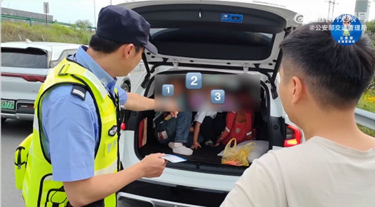 座位不够把娃塞后备箱，一下塞了三个！小型客车驾驶人被依法处罚