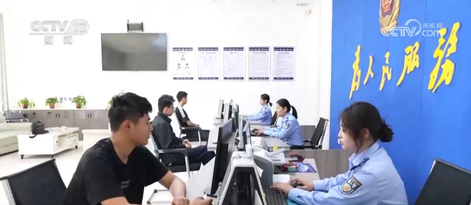 多地迎身份证换证高峰 便捷措施方便百姓随到随办