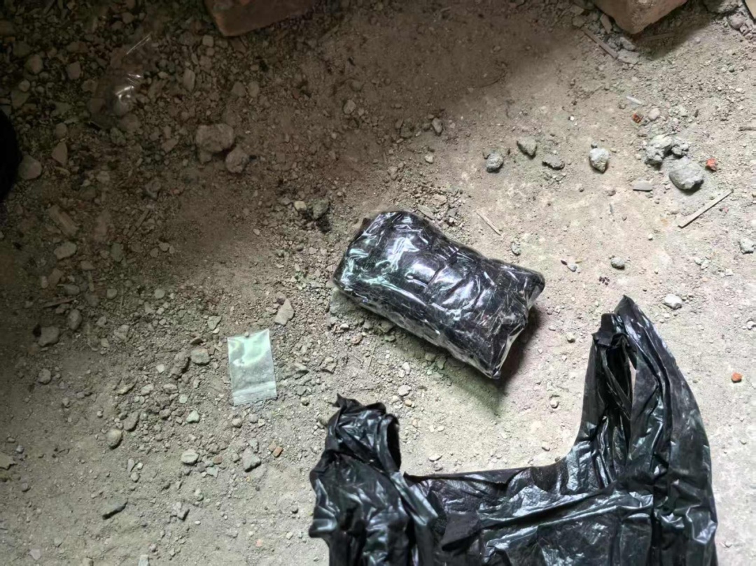 嗅出冰毒百余克！汪汪队又立大功