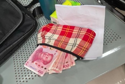 4000元现金与检查单遗落，重庆的哥暖心守护
