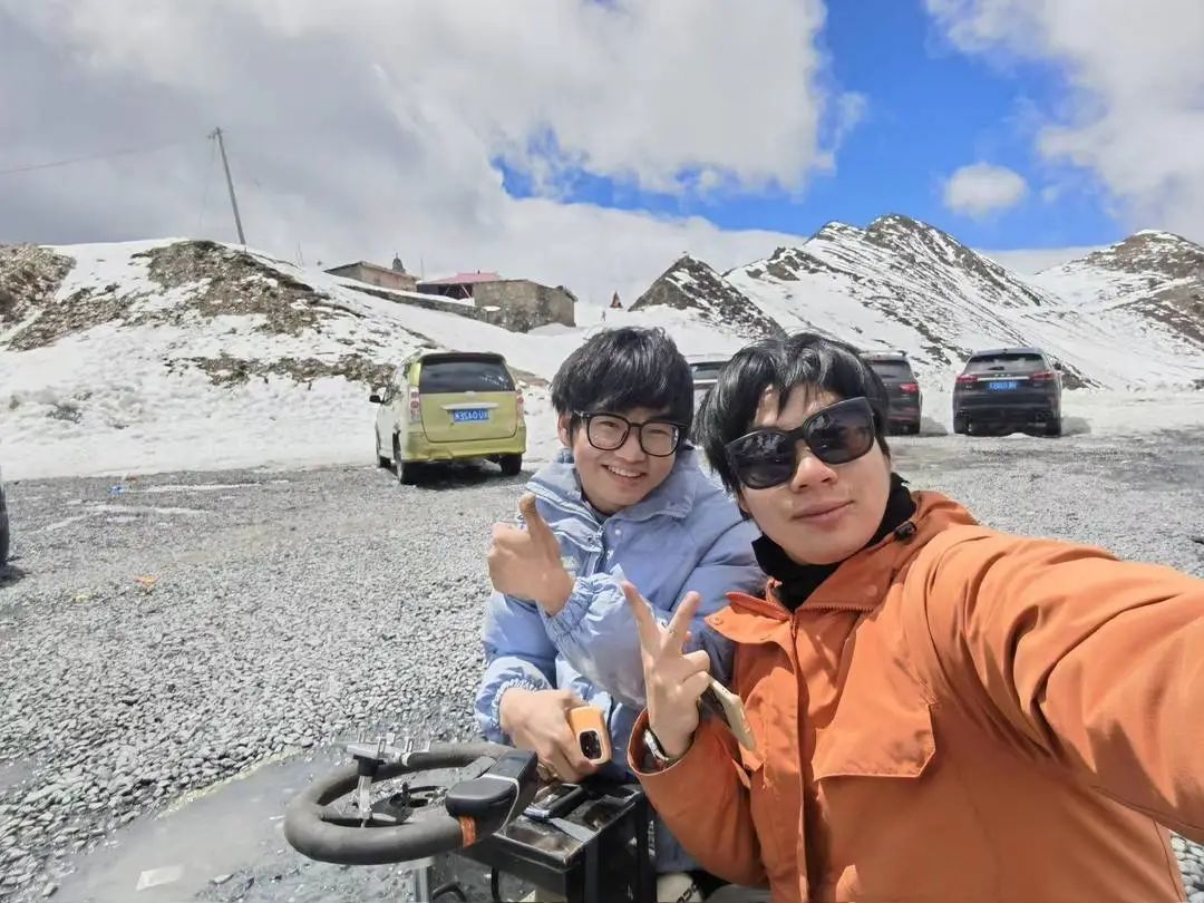 以手为足！21岁无腿小伙成功登顶夹金山！曾救助轻生女孩
