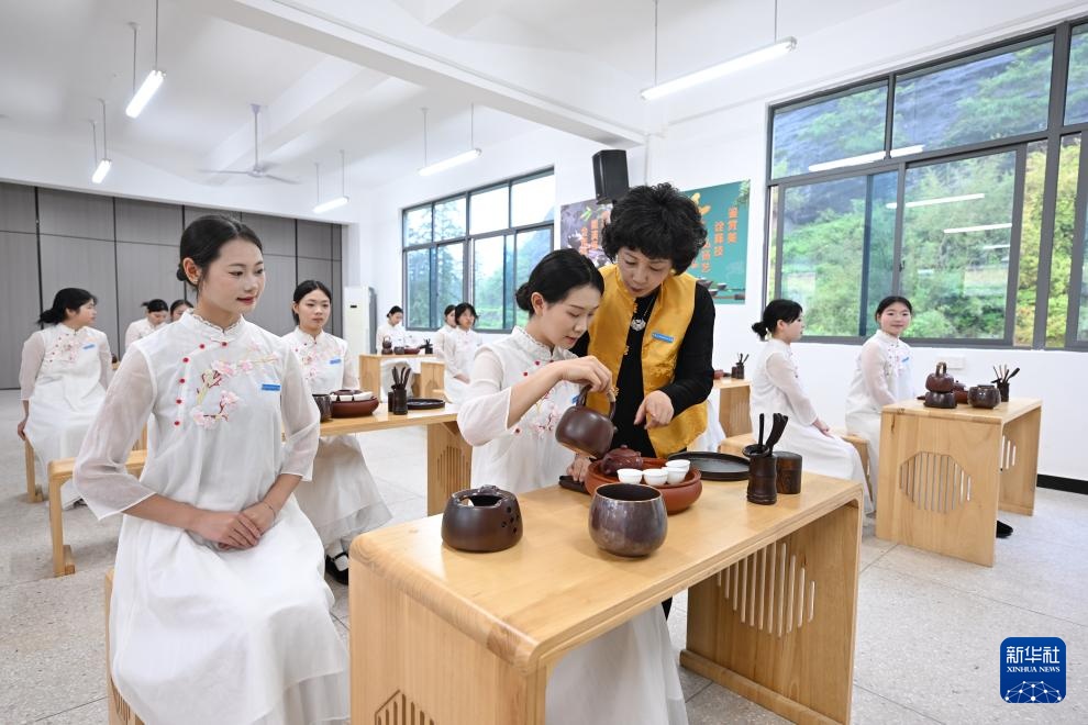 福建武夷山：职业教育服务茶产业